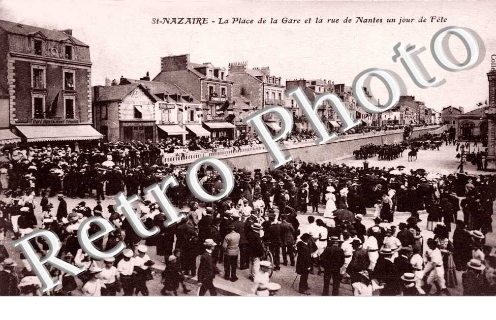 la place de la gare et la rue de Nantes un jour de Fete