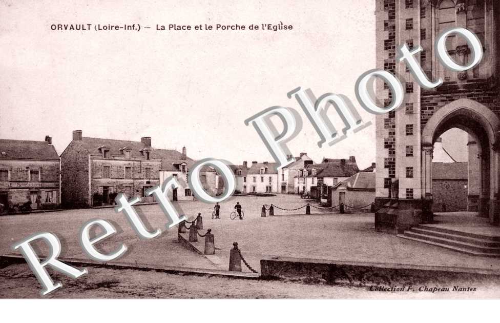 la place et le porche de l'eglise