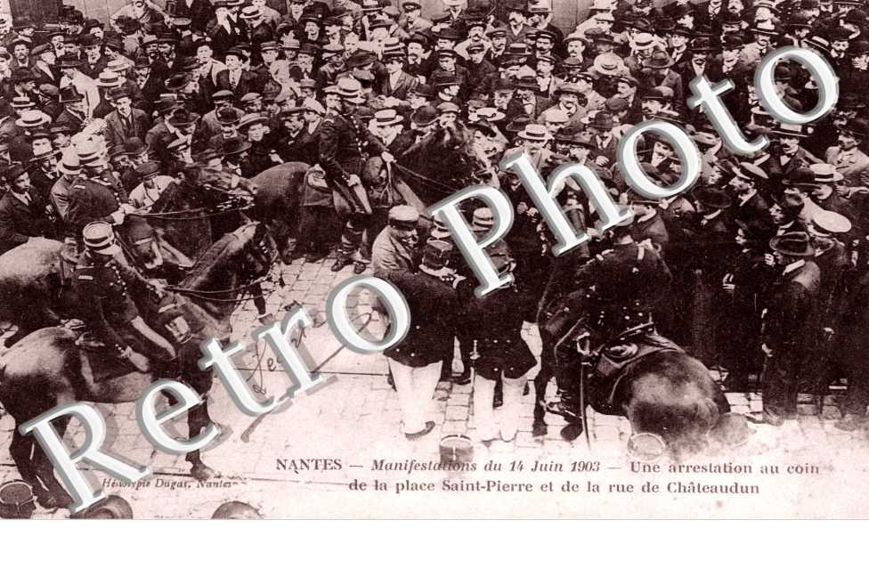 Manifestations du 14 juin 1903 Une arrestation au coin de la place Saint-Pierre et de la rue de Chateaudun