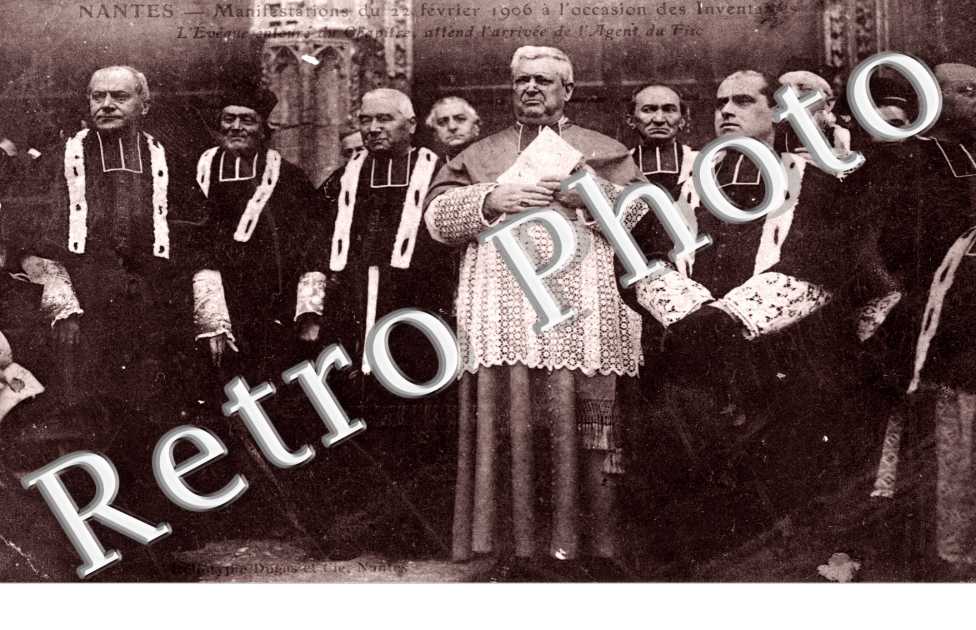 Manifestation du 22 fevrier 1906 a l'occasion des Inventaires L'Eveque attend l'arrivee de l'agent du fisc