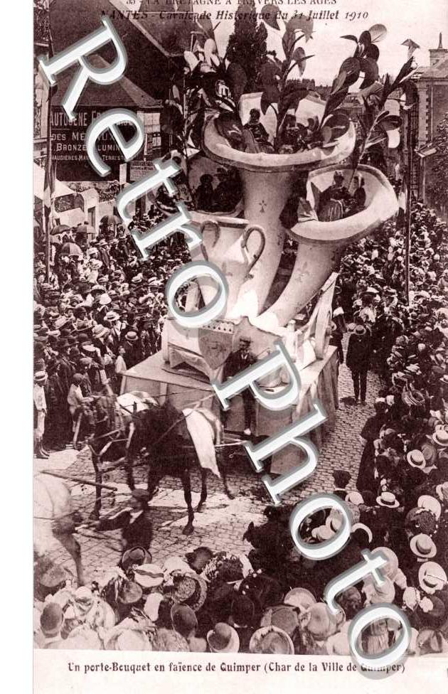 Cavalcade historique du 31 juillet 1910  Un porte bouquet en faience de Quimper
