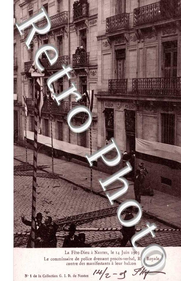 la Fete Dieu le 14 juin 1903  Le commissaire de police dressant proces verbal Rue Royale