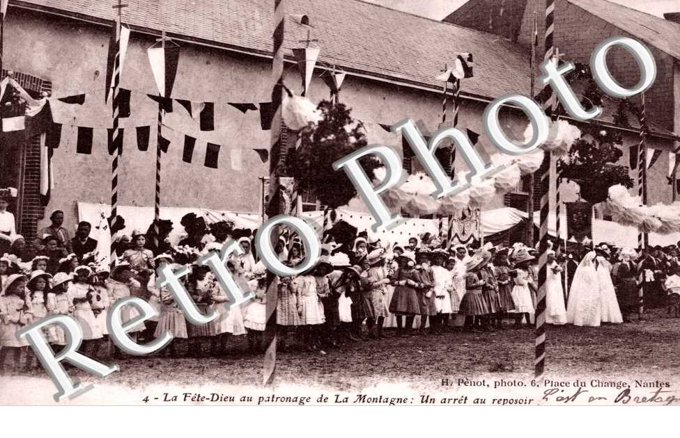 La Fete Dieu au patronage de La Montagne  :  un arret au reposoir
