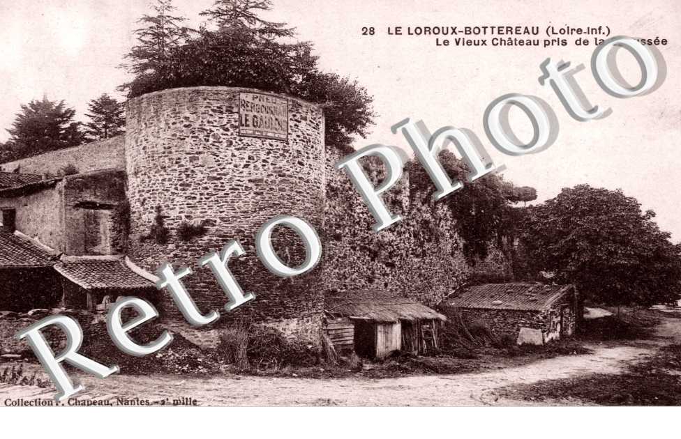 Vieux chateau pris de la chaussee