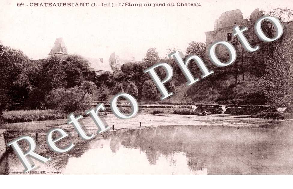 l&#039;etang au pied du Vieux Chateau