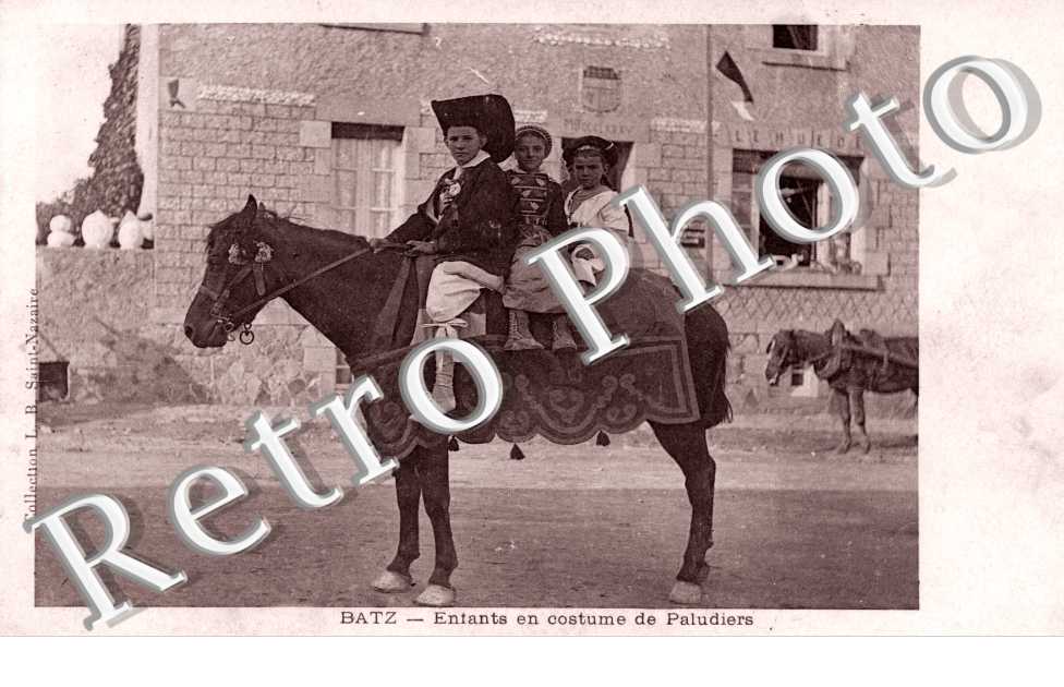 Enfants en costume de Paludiers