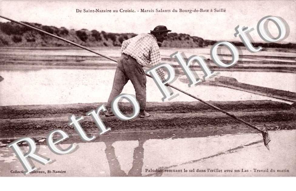 paludier remuant le sel dans l&#039;oeillet avec un Las