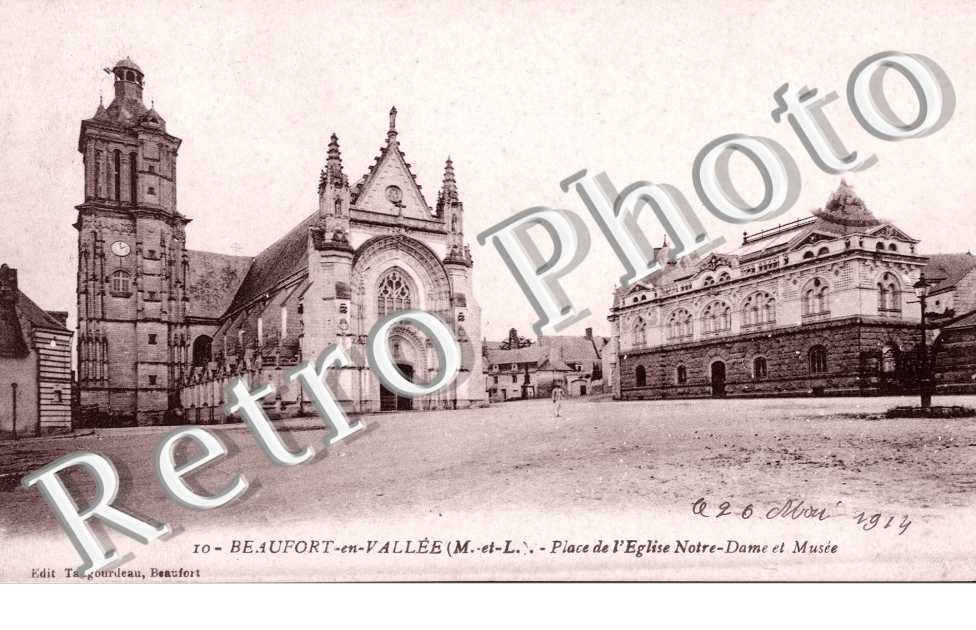 Place de l'Eglise Notre Dame et Musee