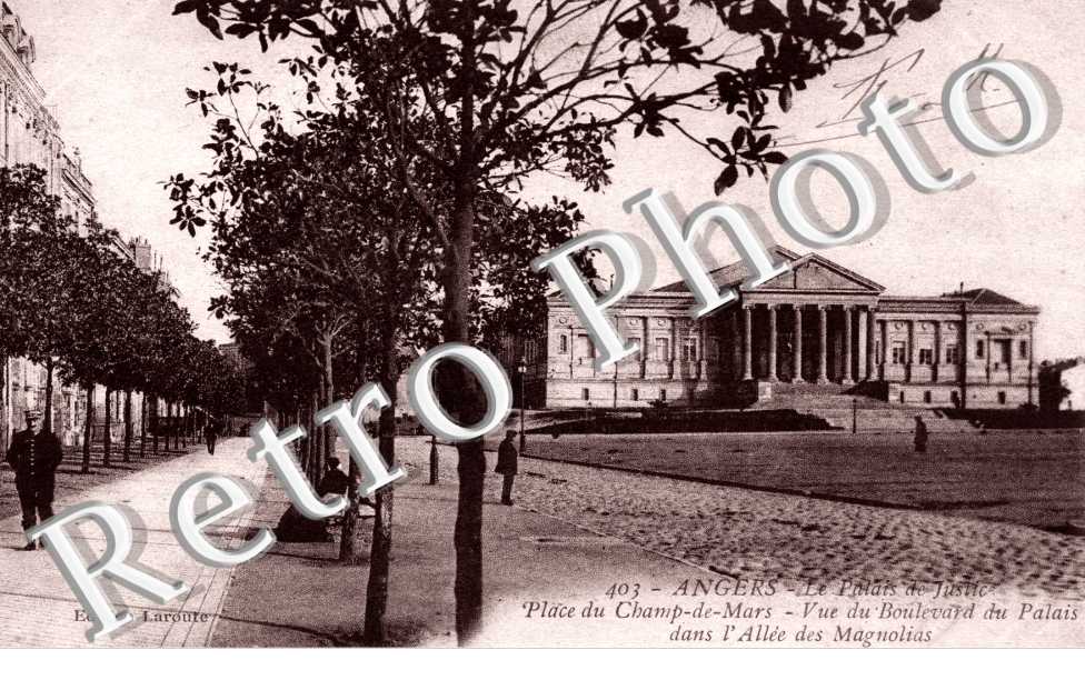 le Palais de Justice Place du Champ de mars Vue du boulevard du Palais dans l'allée des Magnolias