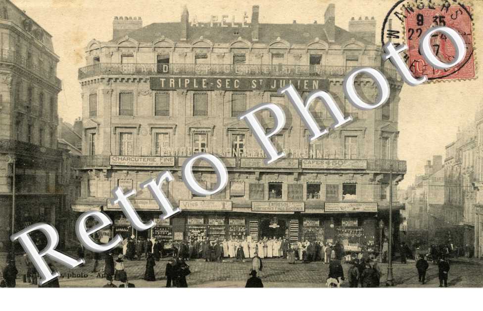 Triple sec St Julien - (Place du Ralliement - Vue vers la Maison Pelé)