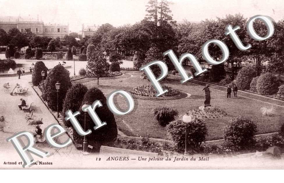 une pelouse du jardin du mail