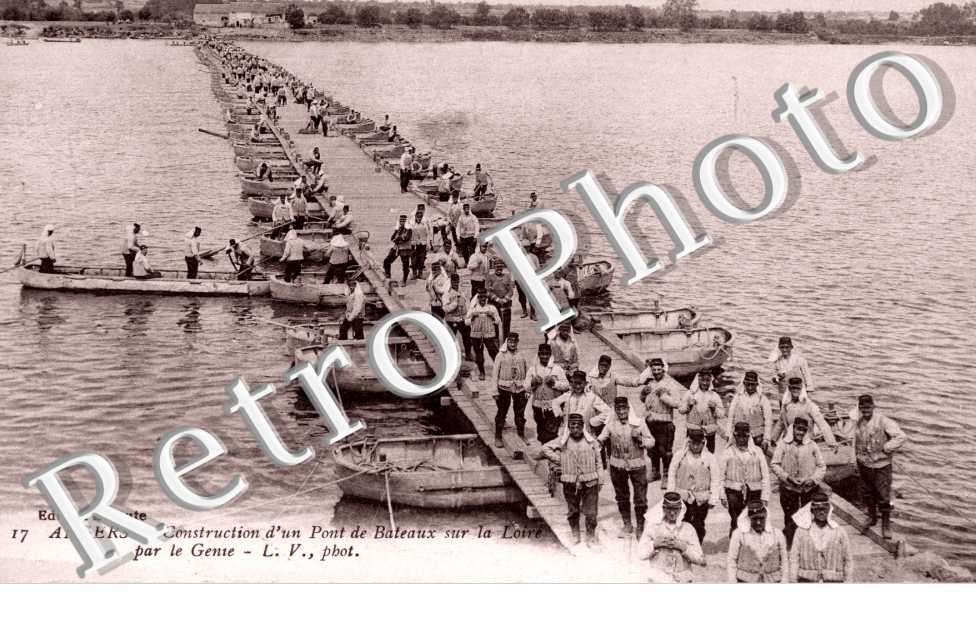 Construction d'un pont de Bateaux sur la Loire par le Genie