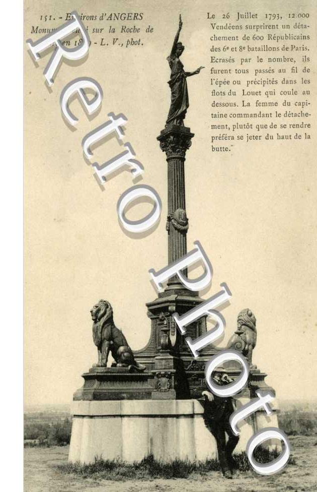 Monument eleve sur la Roche de Murs