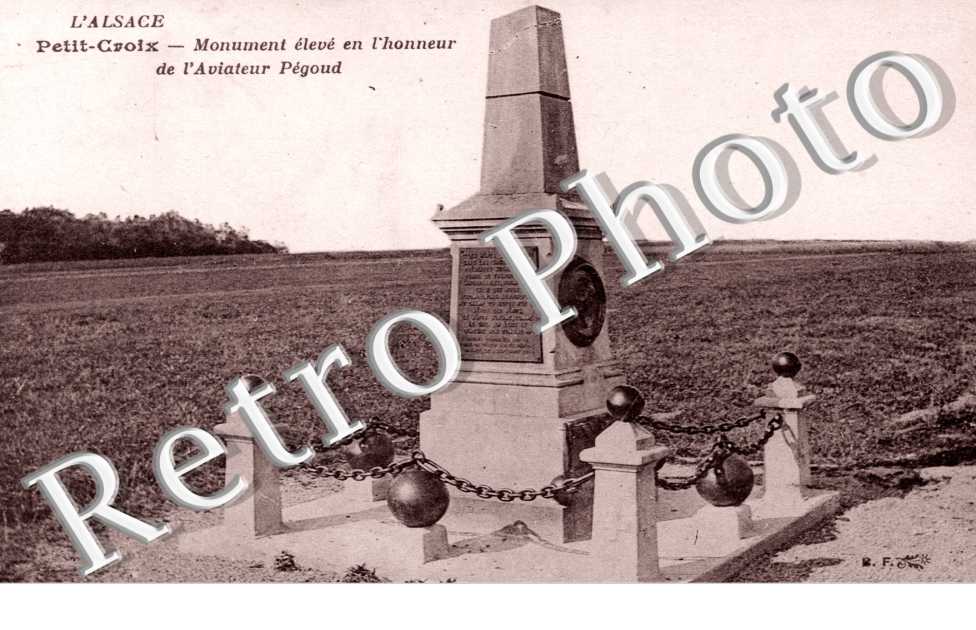 Monument eleve en l&#039;honneur de l&#039;aviateur Pegoud