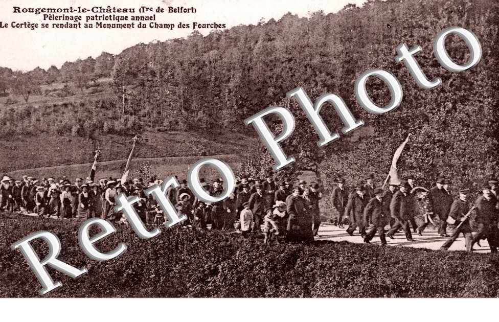 pelerinage Le cortege se rendant au monument du Champ des Fourches
