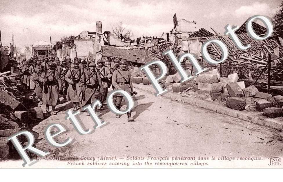 Soldats Francais penetrant dans le village reconquis