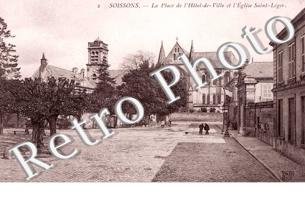 la place de l&#039;Hotel de Ville et l&#039;eglise saint Leger