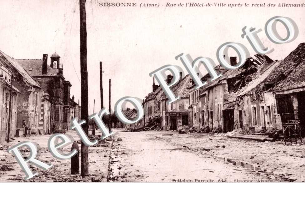 Rue de l'Hotel de Ville apres le recul des Allemands