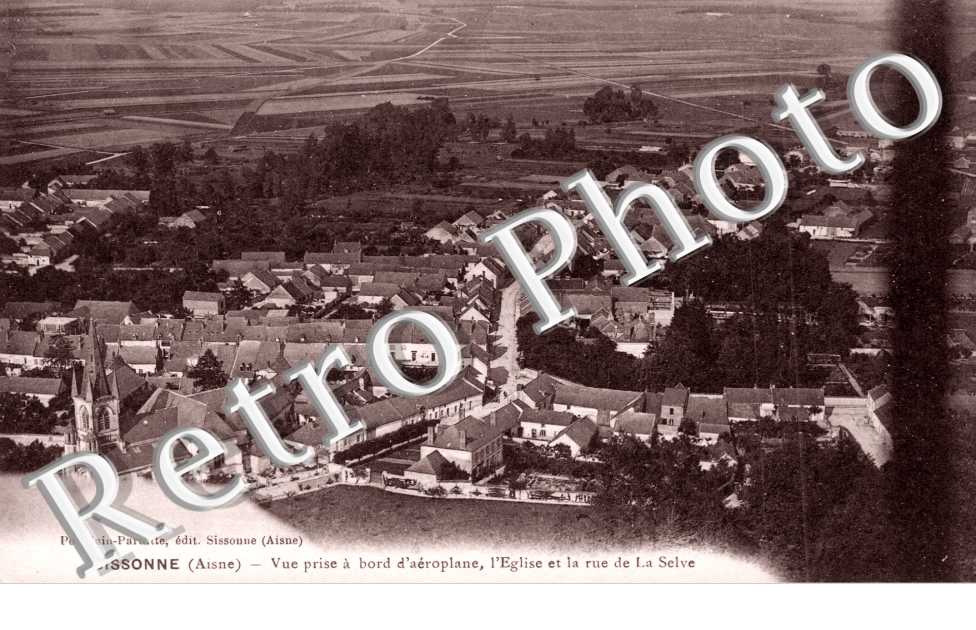 Vue prise a bord d'aeroplane, l'Eglise et la Rue de La Selve