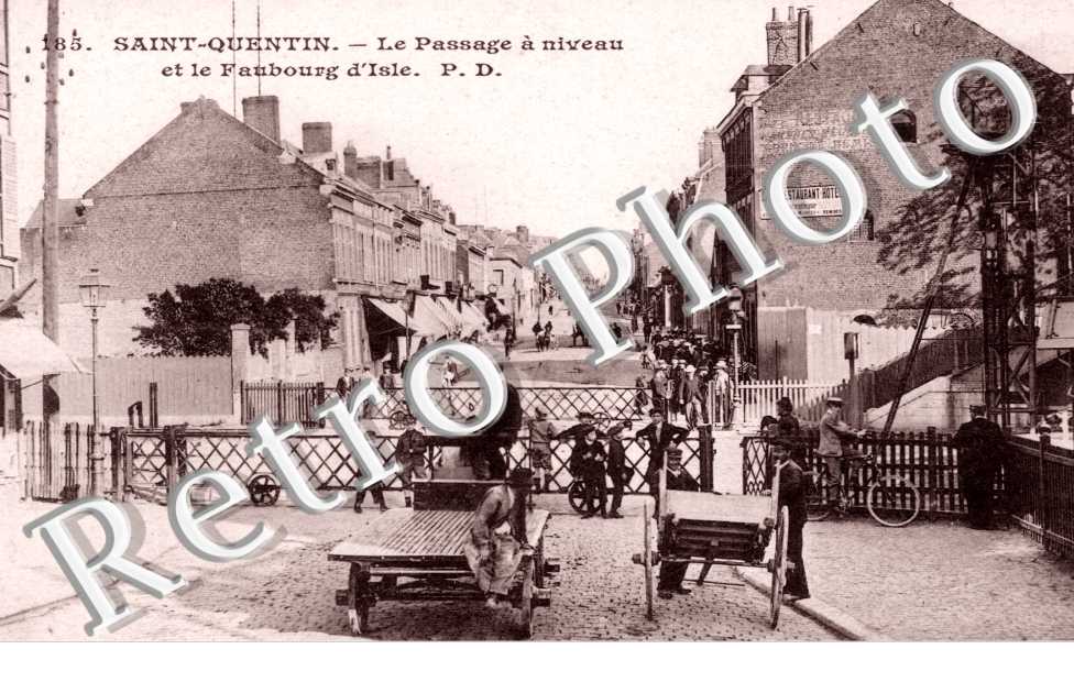 Le passage a niveau et le faubourg d&#039;Isle