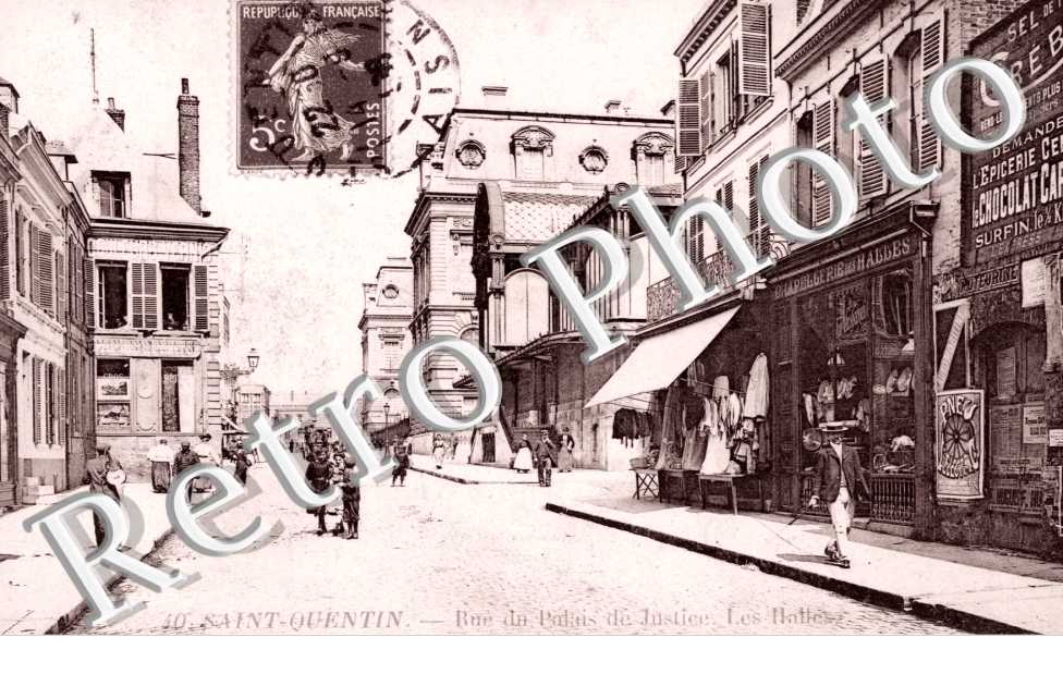 Rue du Palais de Justice et les Halles