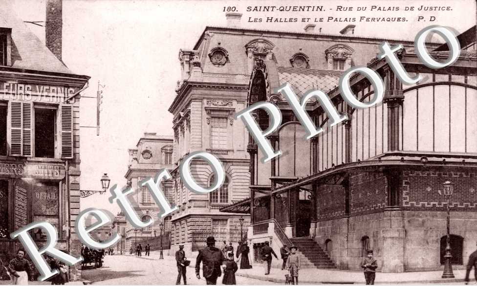 Rue du Palais de Justice, les Halles et le Palais Fervaques