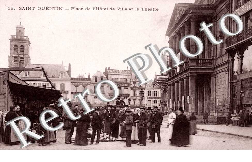 place de l&#039;hotel de ville et le theatre
