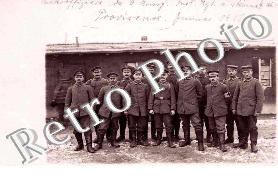 Un groupe d&#039;Hommes en uniformes pris en photos