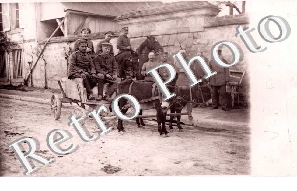 Des Hommes en uniformes et une caleche tiree par deux anes