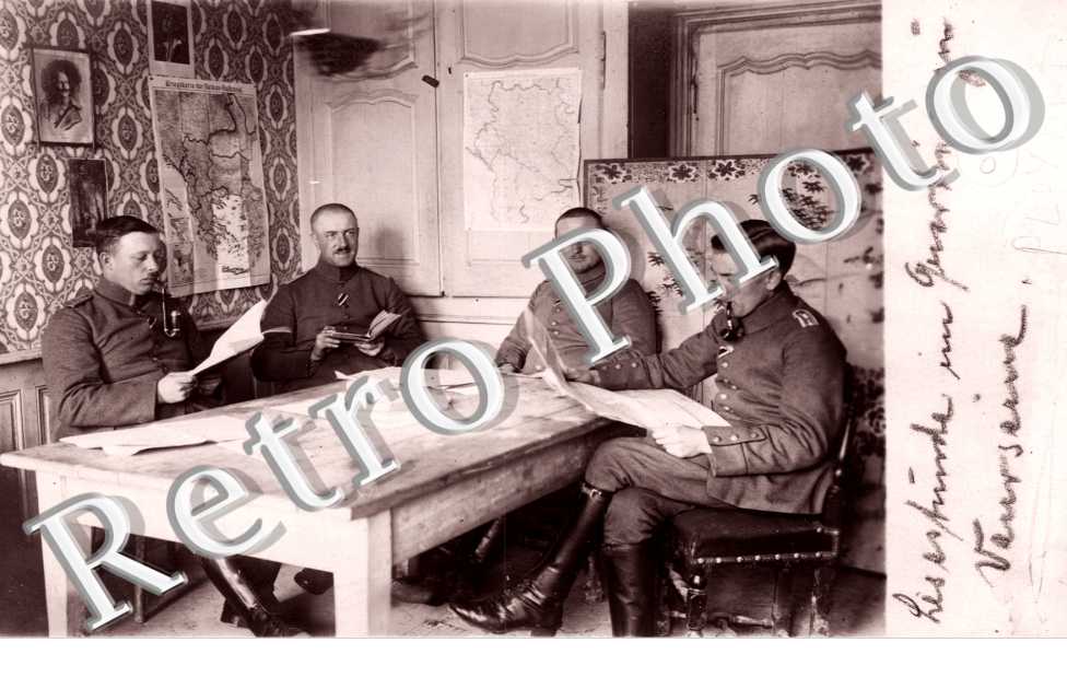 Quatre Hommes en uniformes