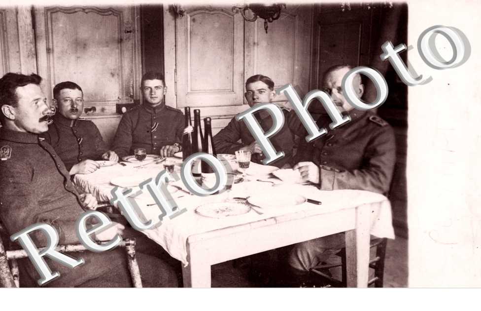 Cinq hommes en uniforme