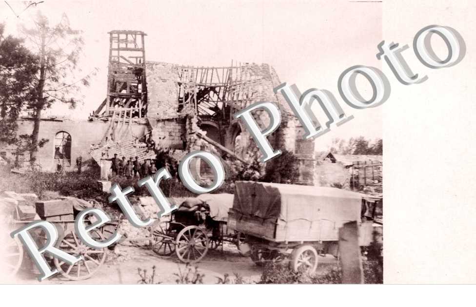 Les villageois quittent les ruines