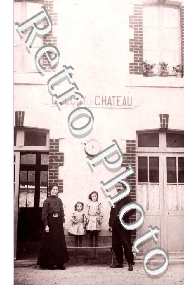 Une Famille prise en photo devant la gare