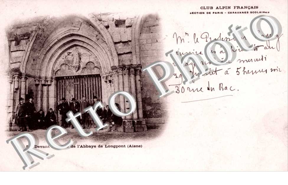 devant la ruine de l&#039;abbaye de Longpont Club Alpin Francais