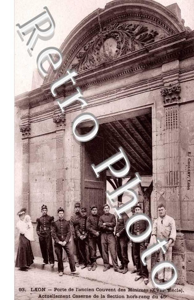 Porte de l'ancien Couvent de Minimes (XVIIe siecle) actuellement caserne de la section hors rang du 45 e