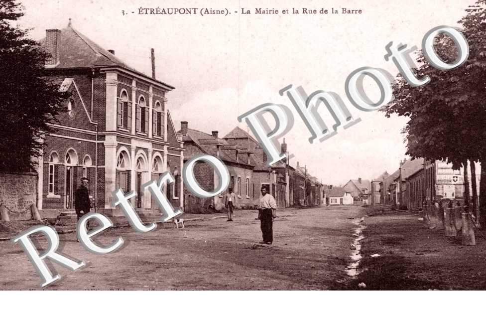 La mairie et la rue de la Barre