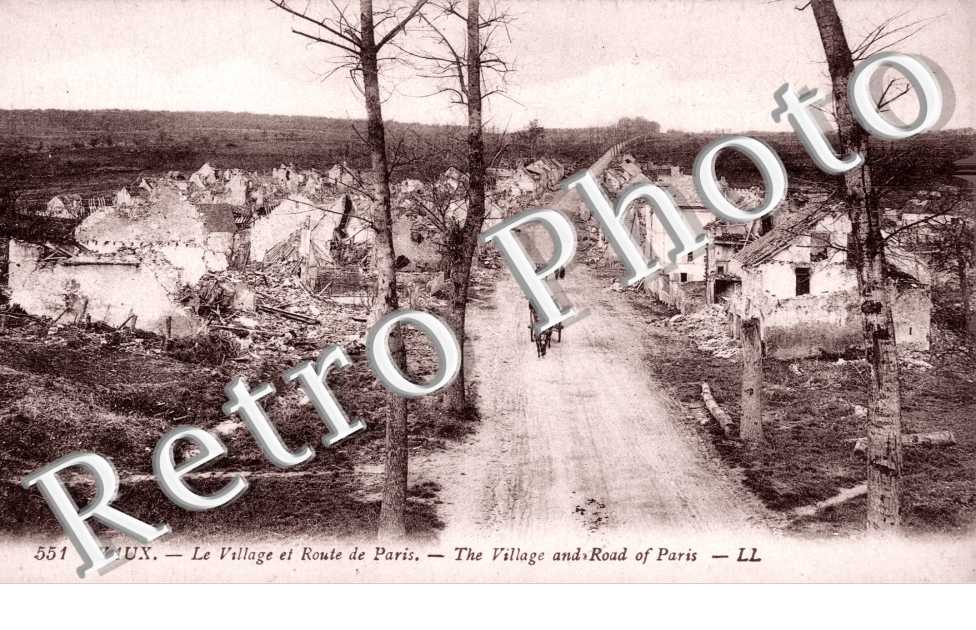 VAUX - le village et la route de paris