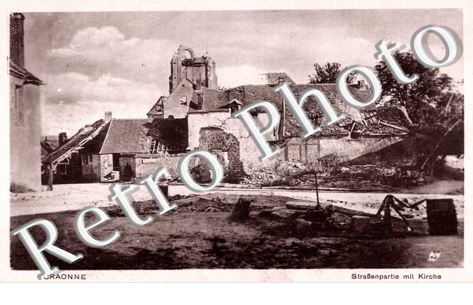 Strasseenpartie mit Kirche