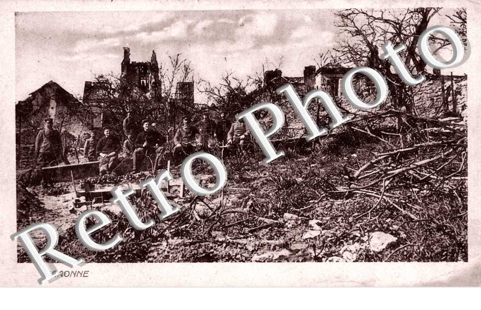 Des soldats au coeur des ruines