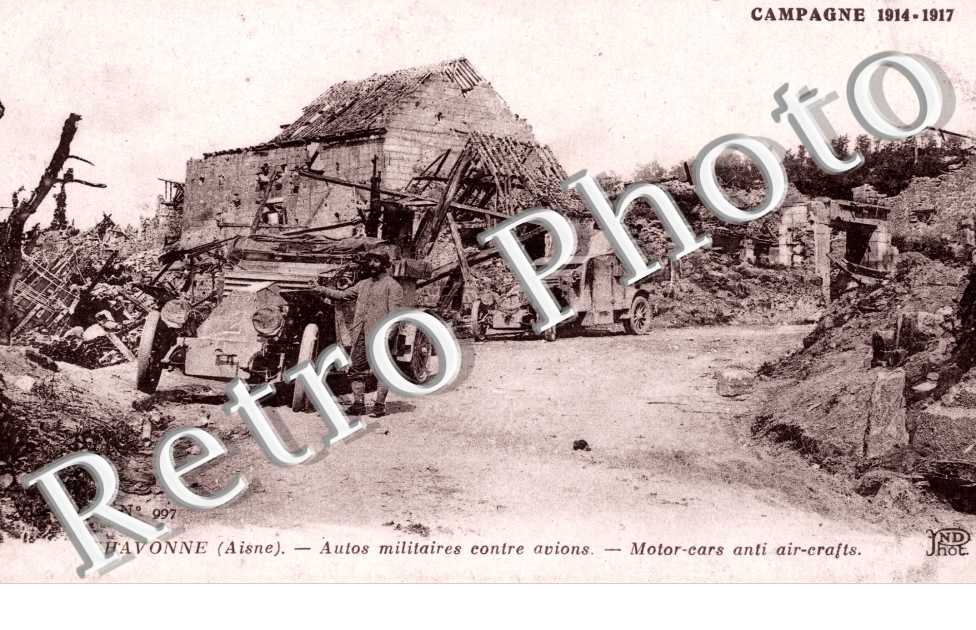 Le village en ruines et autos militaires