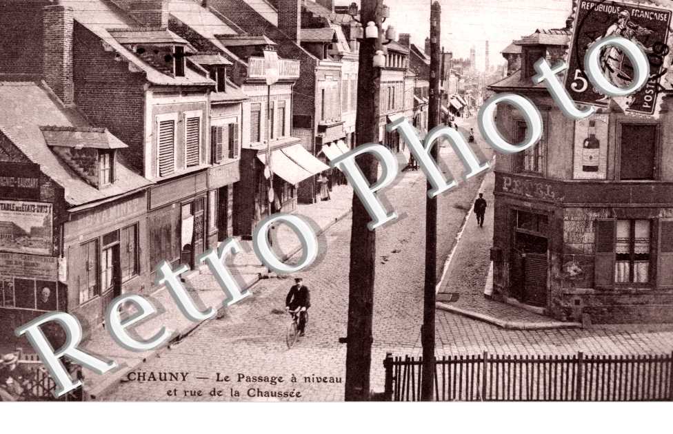 le Passage a niveau et Rue de la Chaussee