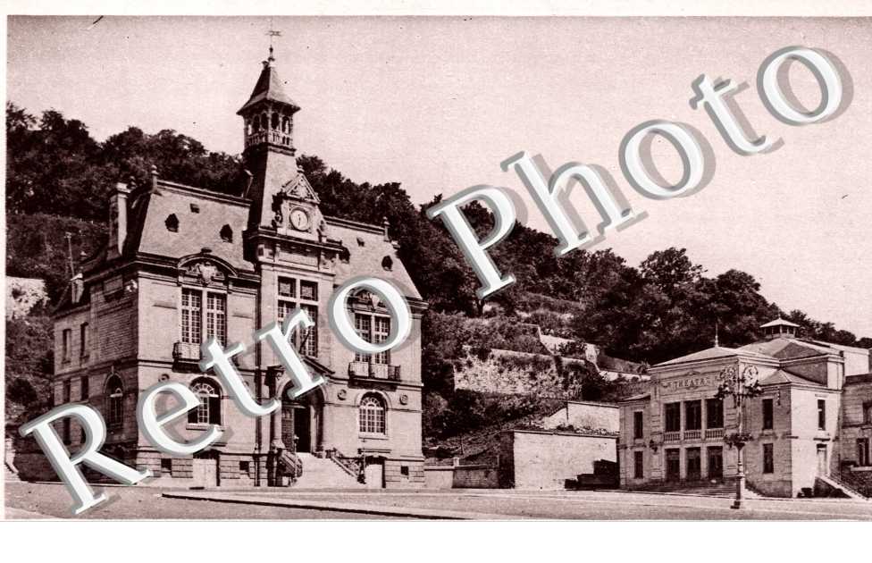 l&#039;Hotel de Ville et le Theatre