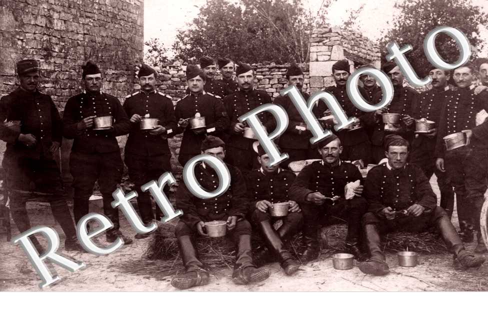 Groupe de Militaires déjeunant