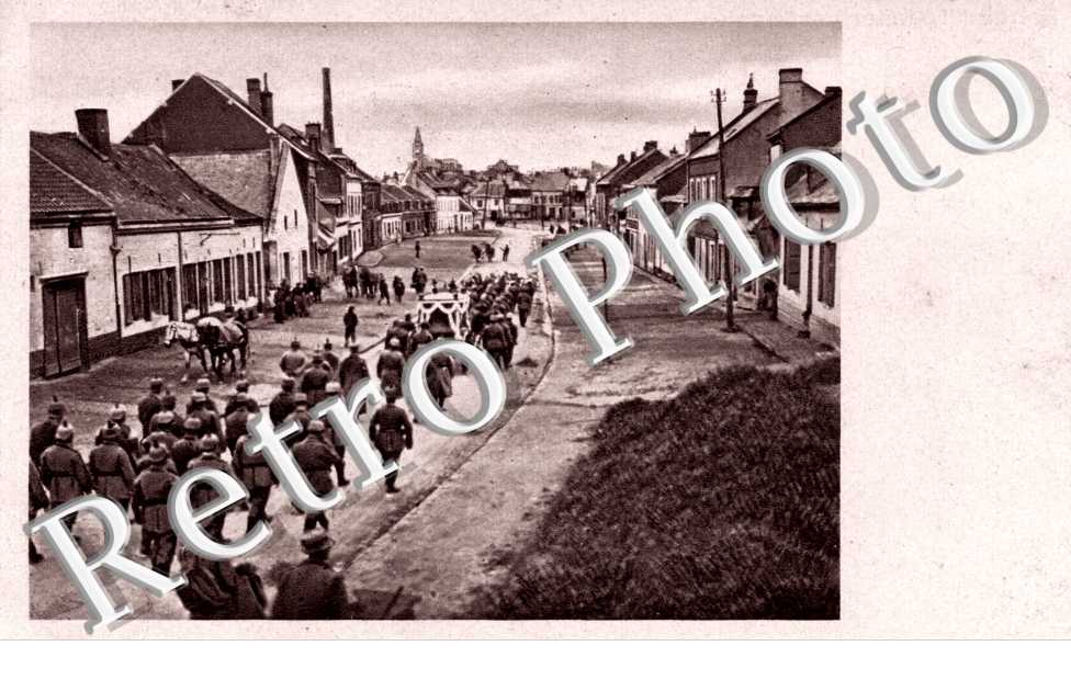 Une Rue -  militaires - Leichenbegangnie
