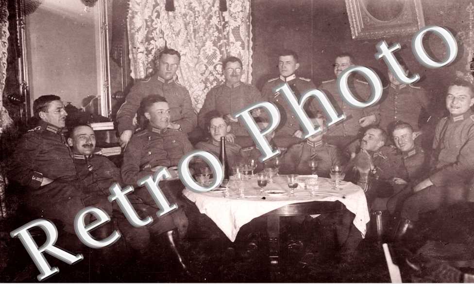 des soldats allemands autour d&#039;une table  en 1917