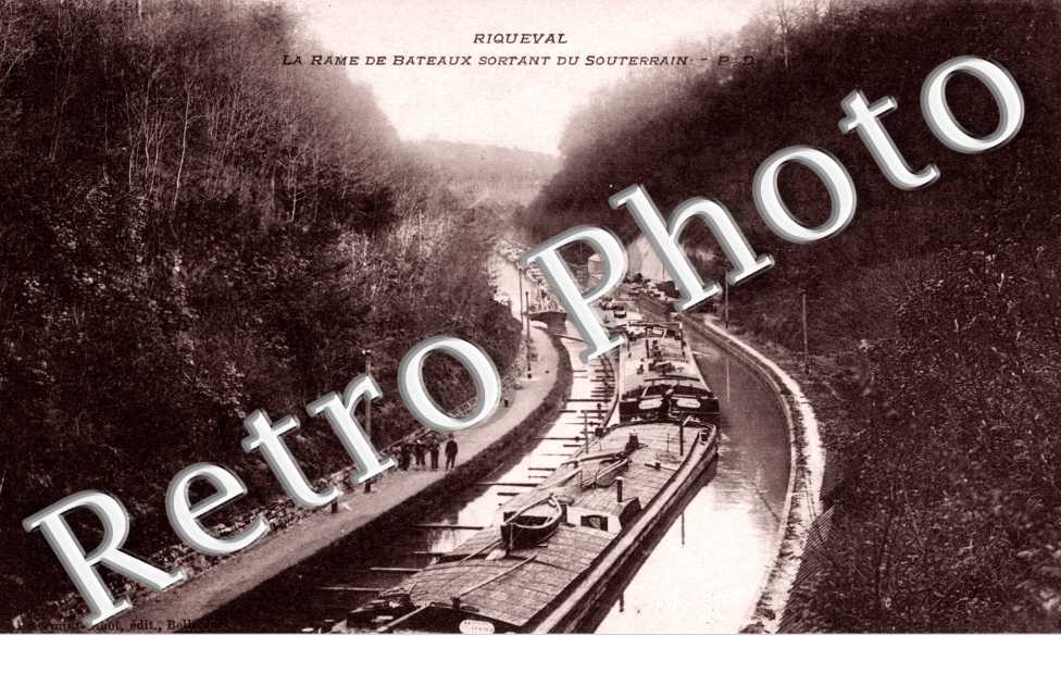Riqueval - la rame de bateaux sortant du souterrain