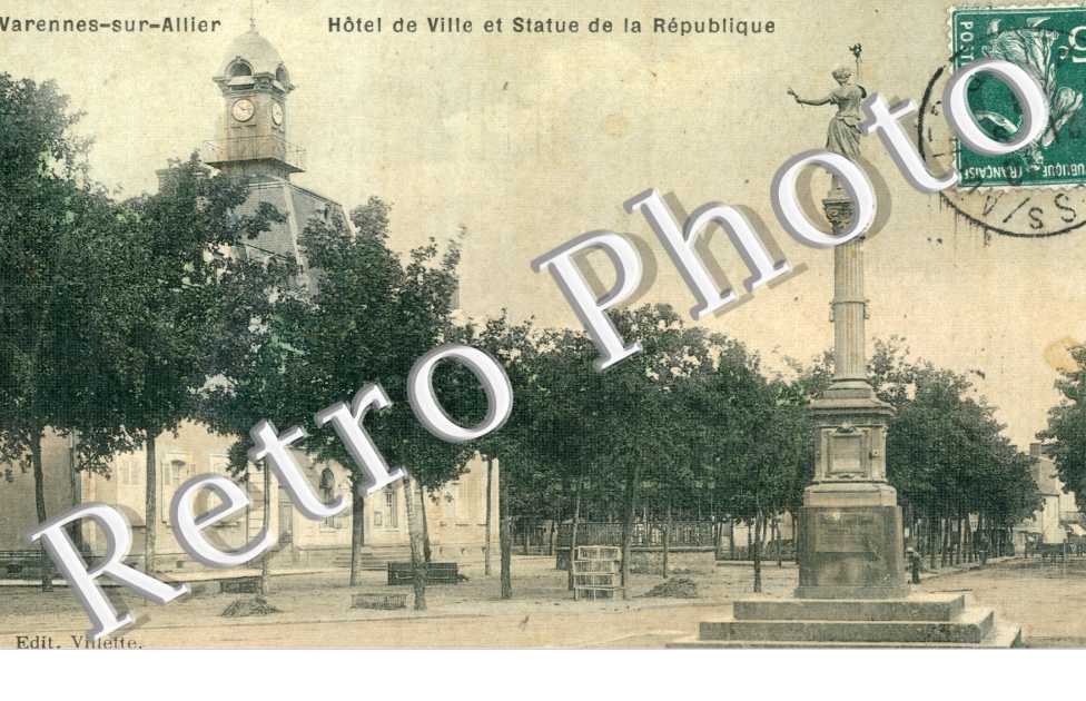 Hotel de Ville  et statue de la republique