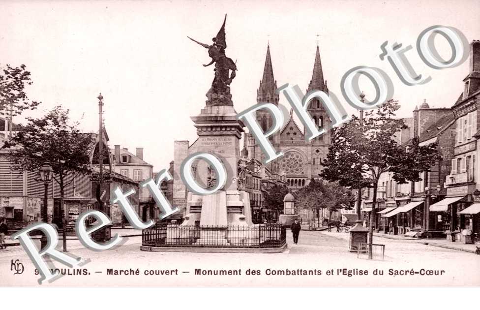 Marche couvert, Monument des Combattants et l&#039;Eglise du Sacre-Coeur