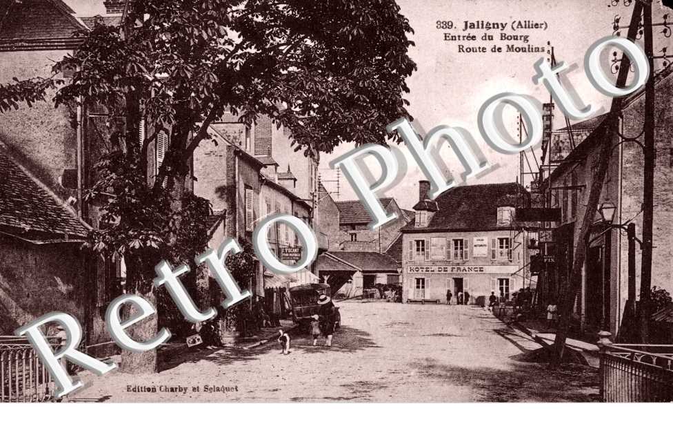 Entree du Bourg, Route de Moulins