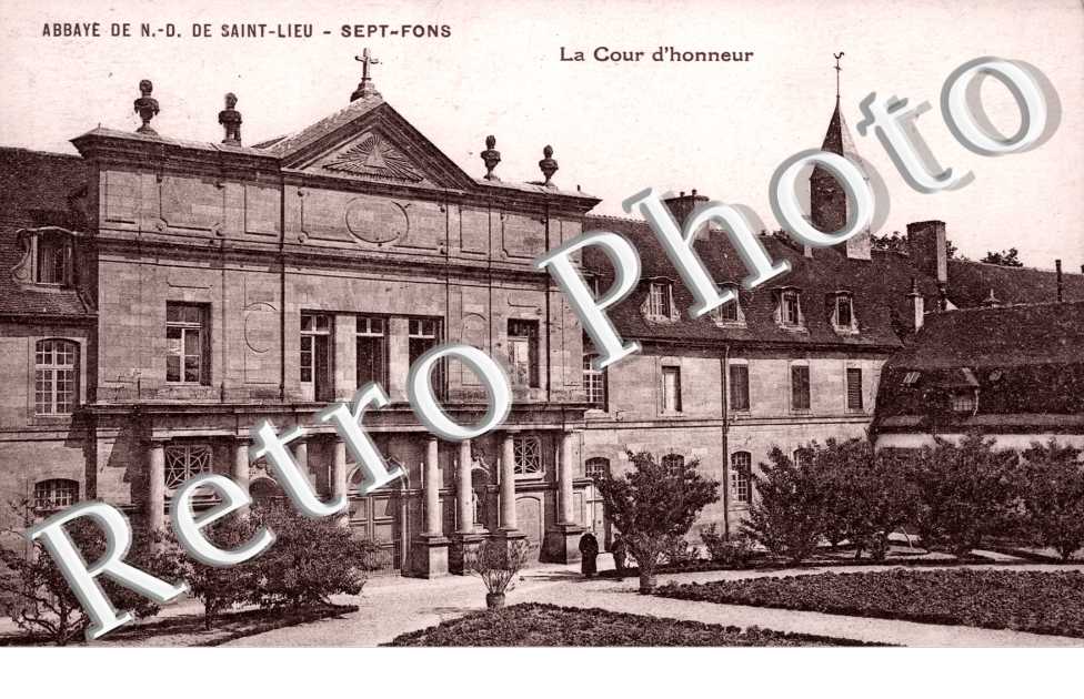 Abbaye de Notre Dame de Saint Lieu, la Cour d'Honneur